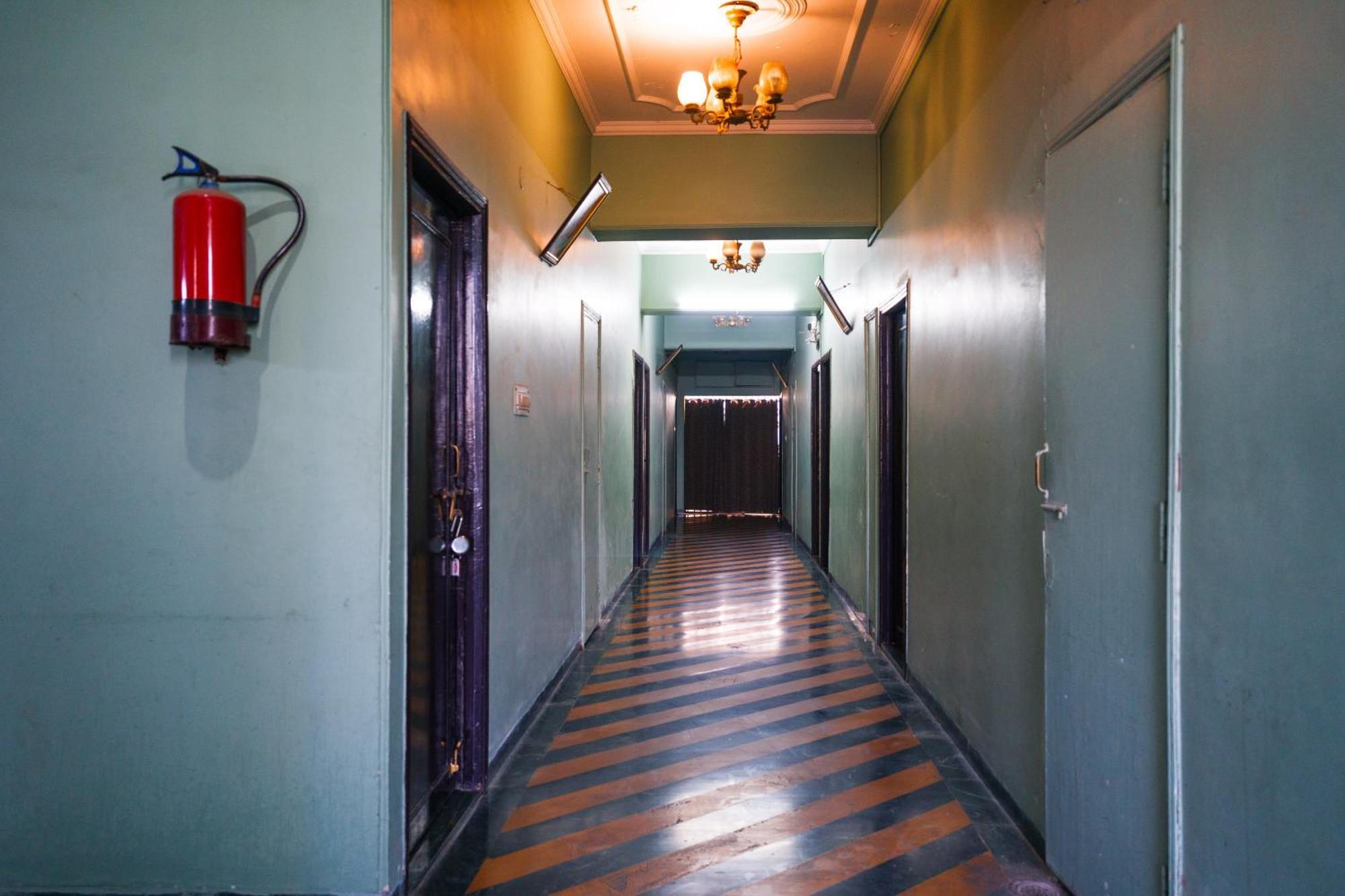 Hotel Girdhar Mahal Индаур Экстерьер фото