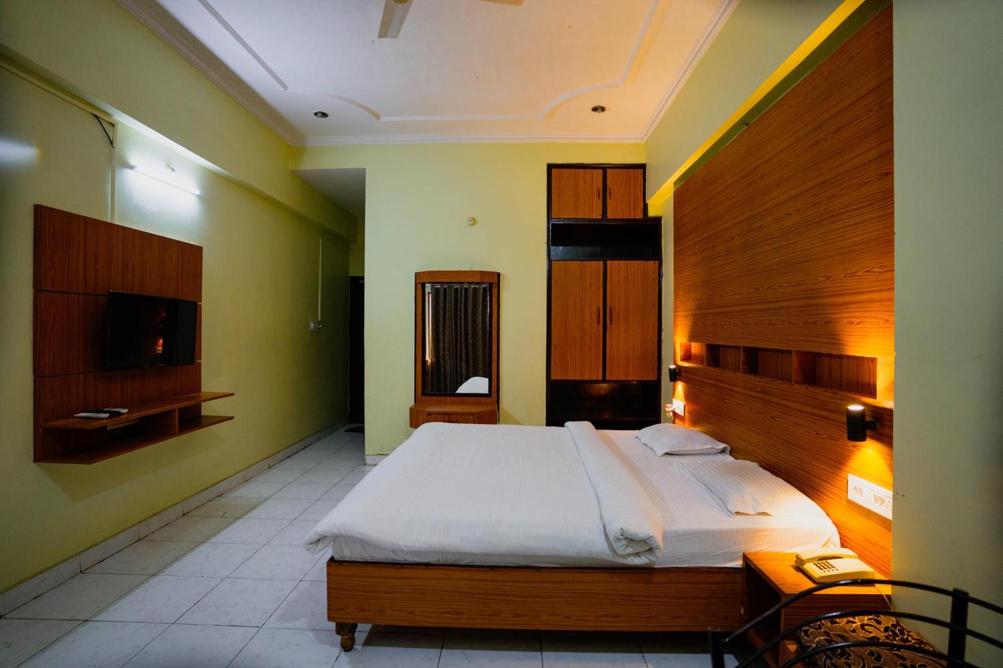 Hotel Girdhar Mahal Индаур Экстерьер фото