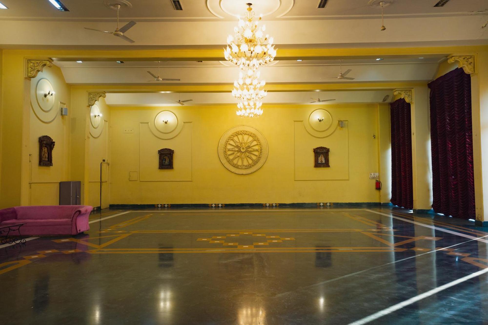 Hotel Girdhar Mahal Индаур Экстерьер фото