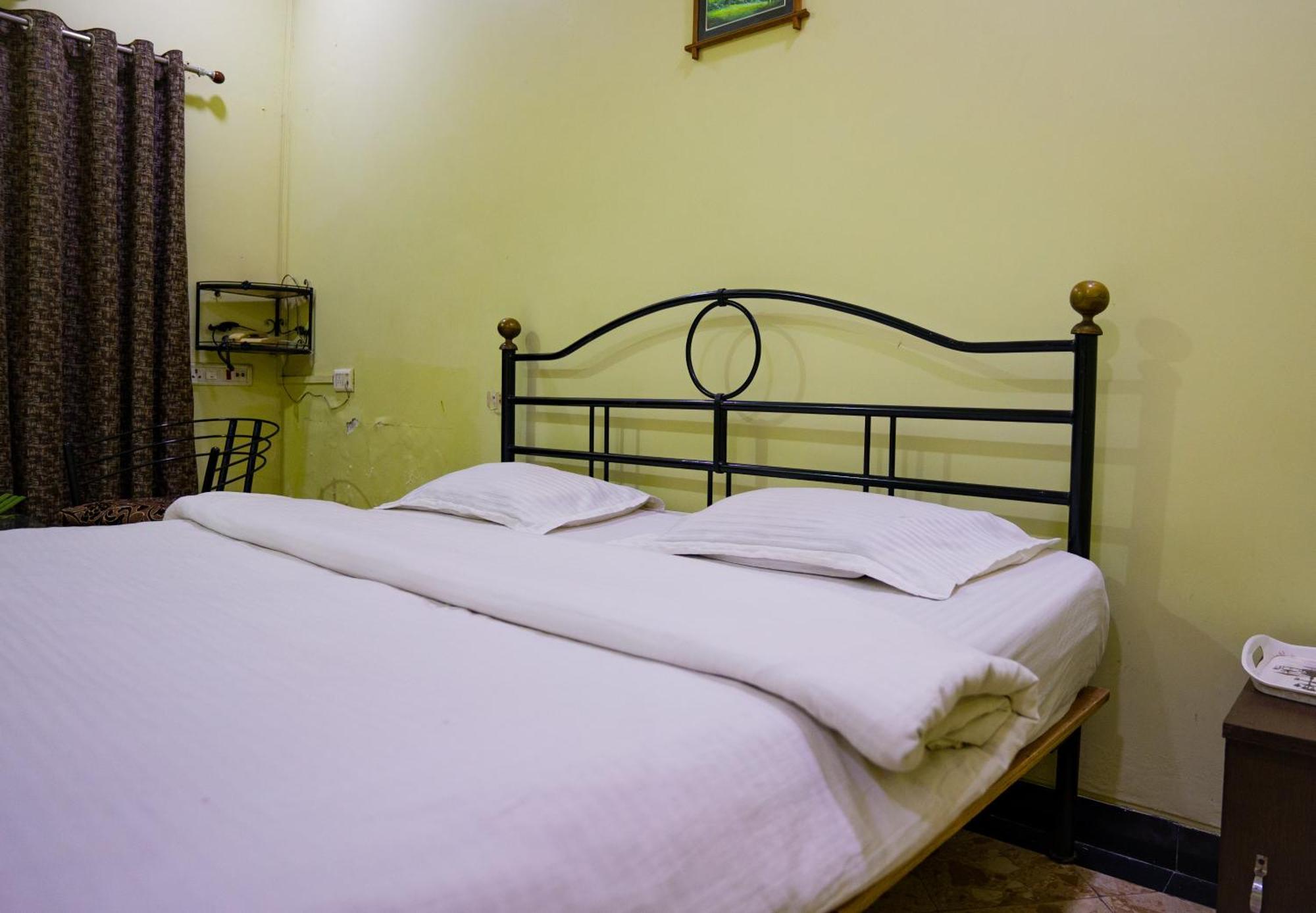 Hotel Girdhar Mahal Индаур Экстерьер фото